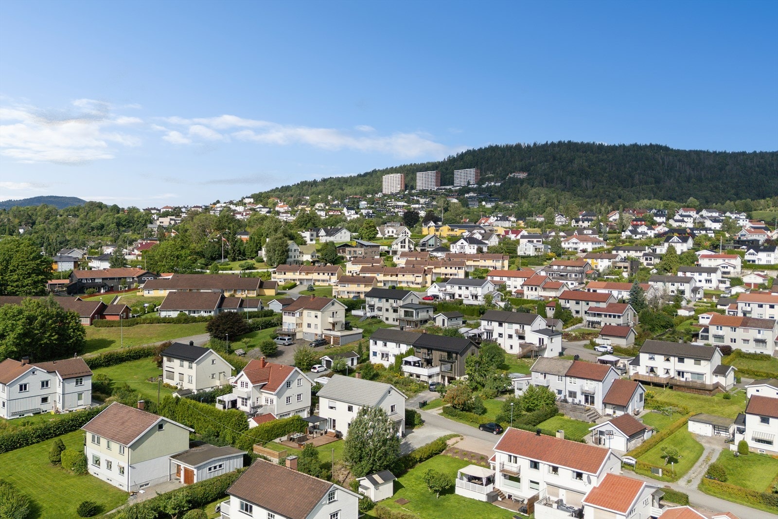 Boligen ligger i et etablert og barnevennlig boligområde med flere barnehager i nærheten, som Nøste barnehage kun 4 minutter unna. Galleribilde