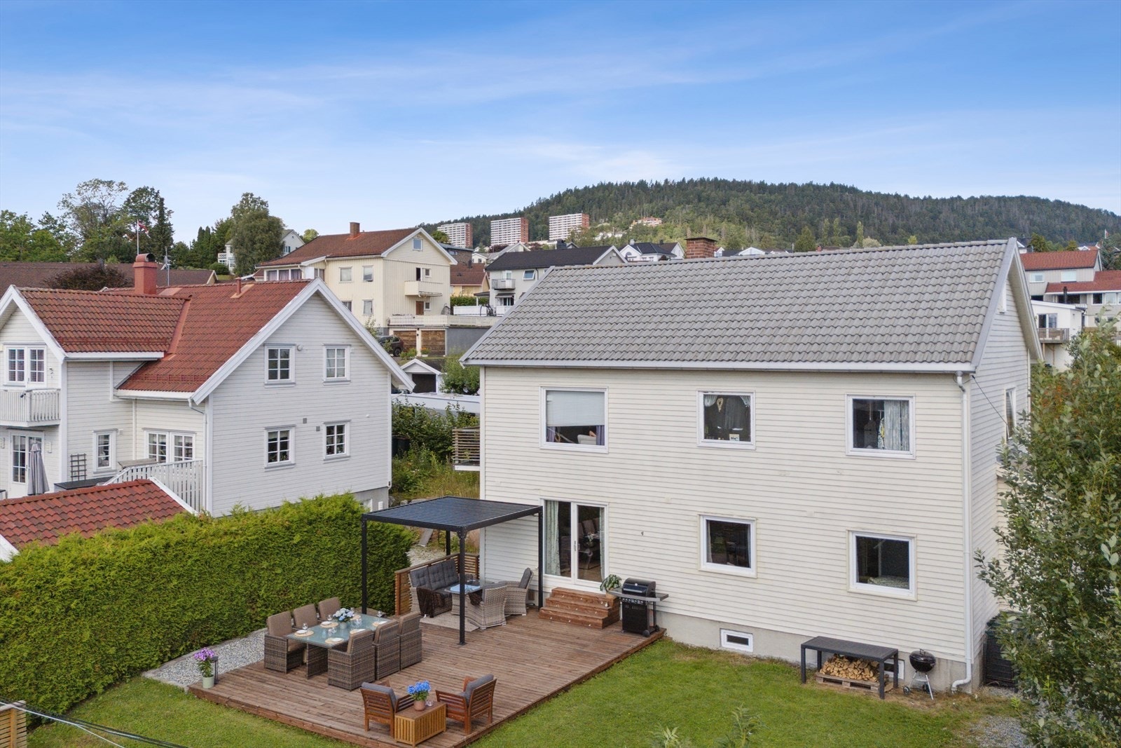 Stor og svært solrik terrasse på hele 48 kvm - perfekt for å nye sommeren, med mulighet for skygge i de varmeste timene. Galleribilde