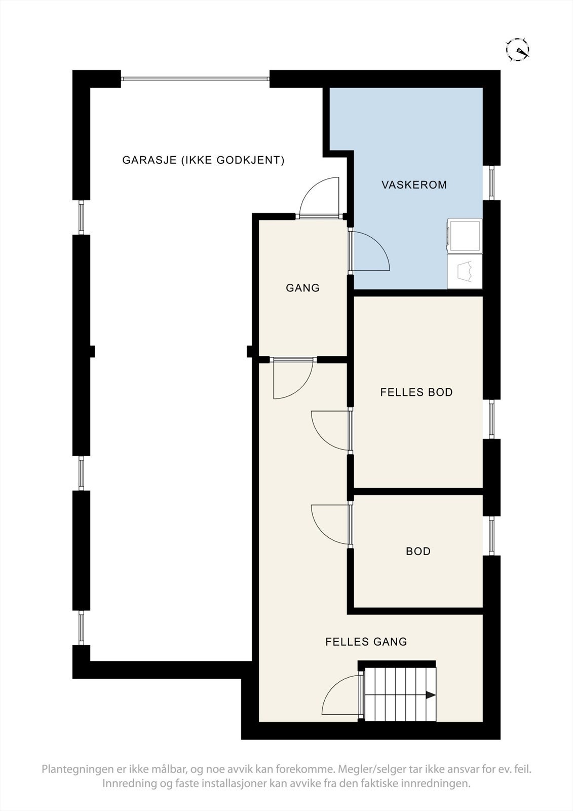 Kjelleretasjen på 43 m² består av garasje (ikke godkjent) og bodareal, som utgjør et praktisk tilleggsareal for lagring og parkering. Galleribilde