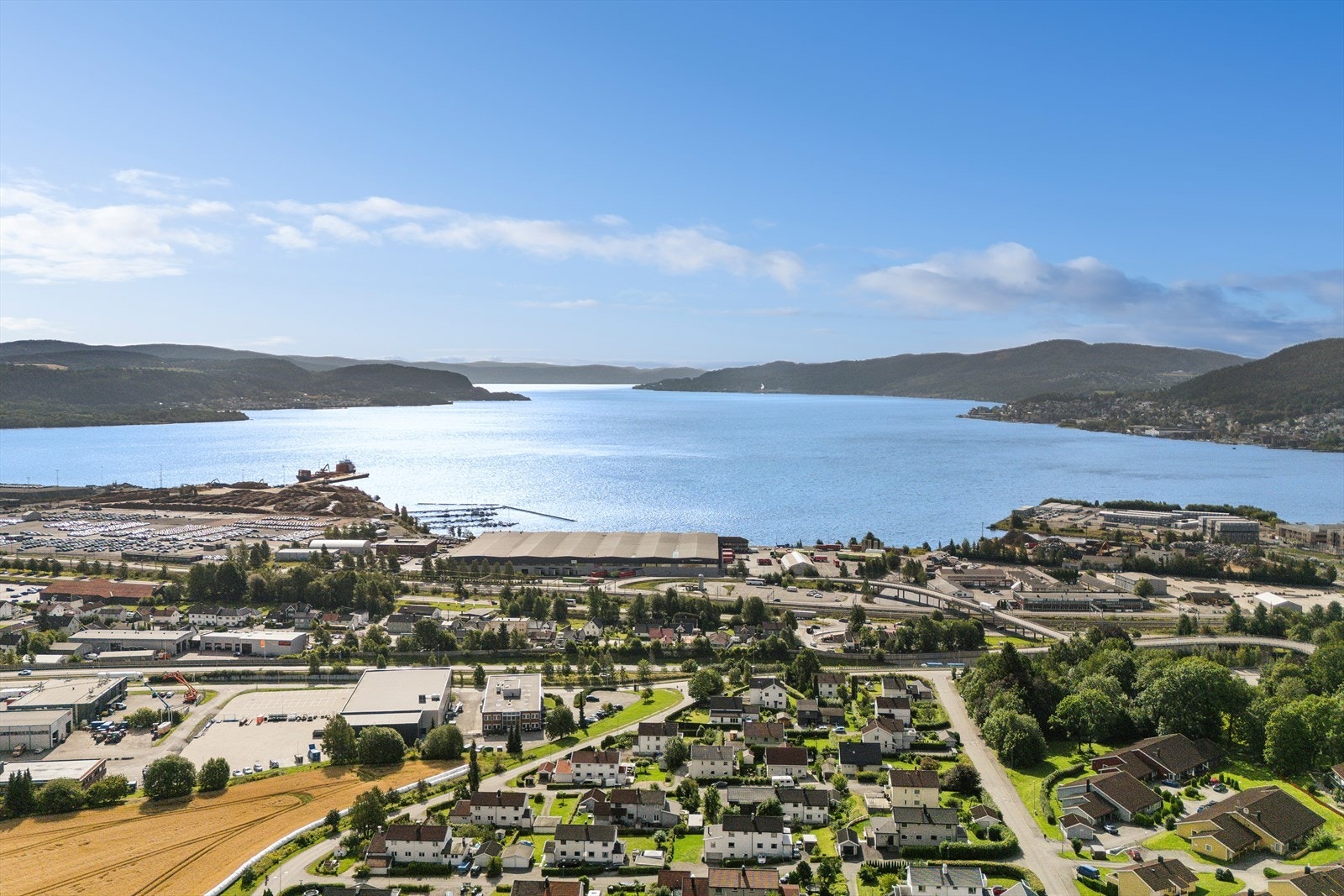 Dette er en lys og tiltalende halvpart av tomannsbolig med en sentral og fin beliggenhet med nærhet til fjorden. Galleribilde