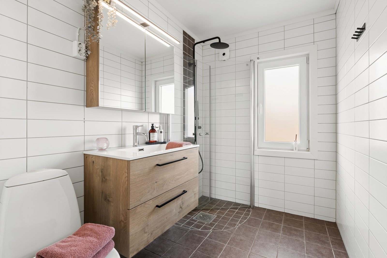 Badet er utstyrt med dusj med innfellbare vegger og en elektrisk avtrekksvifte på yttervegg. Galleribilde