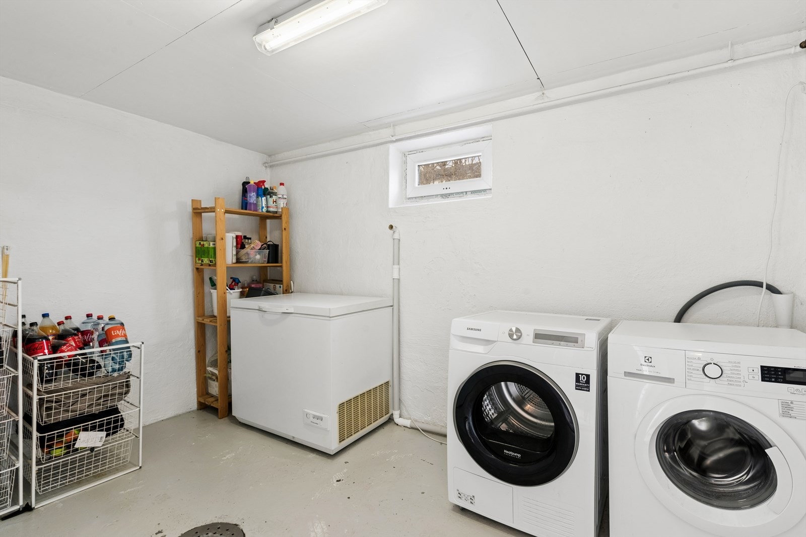 Vaskerom i kjeller med god plass til oppbevaring og opplegg for vaskemaskin. Galleribilde