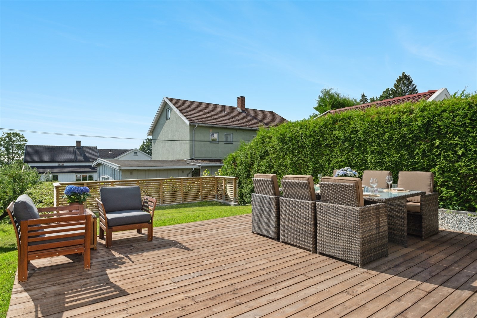 Terrassen har god plass til både spisebord og en egen sofagruppe. Galleribilde