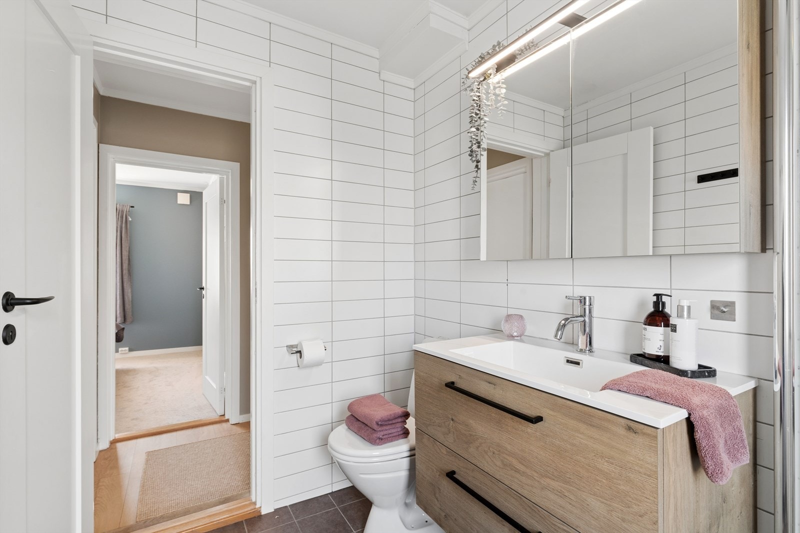 Badet ble oppgradert i 2010 og har fliser på vegger og gulv. Servanten er ny fra 2023. Galleribilde