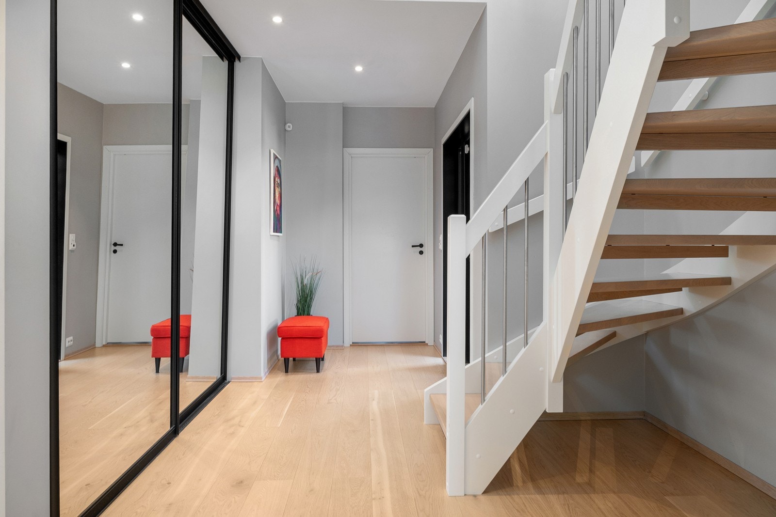 Stor og praktisk skyvedørsgarderobe ved entrè i 1.etasje. Galleribilde
