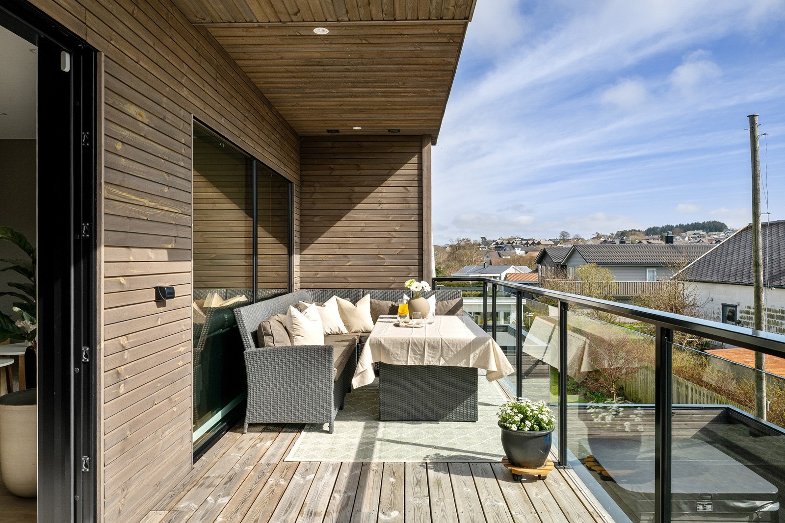 Fra stuen er det utgang til to terrasse, denne er den største. Galleribilde