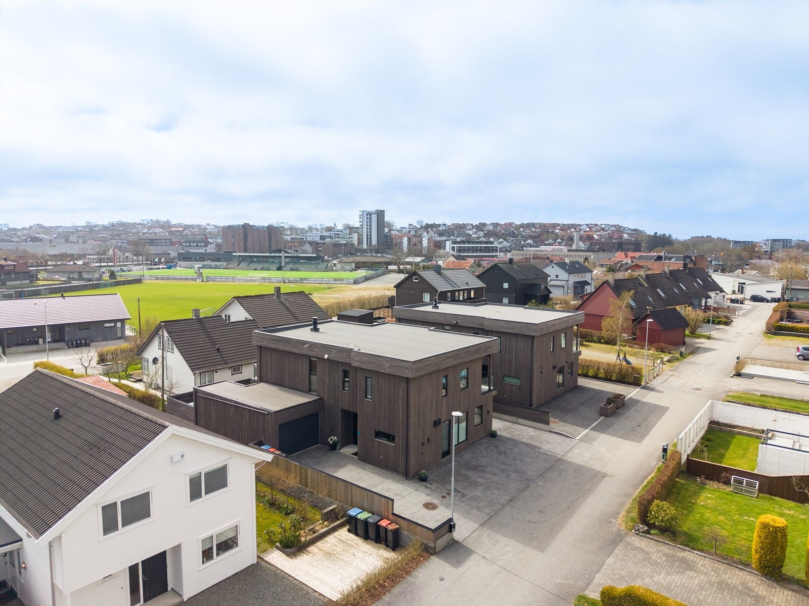 Garasje og plass til flere biler i gårdsrommet. Galleribilde