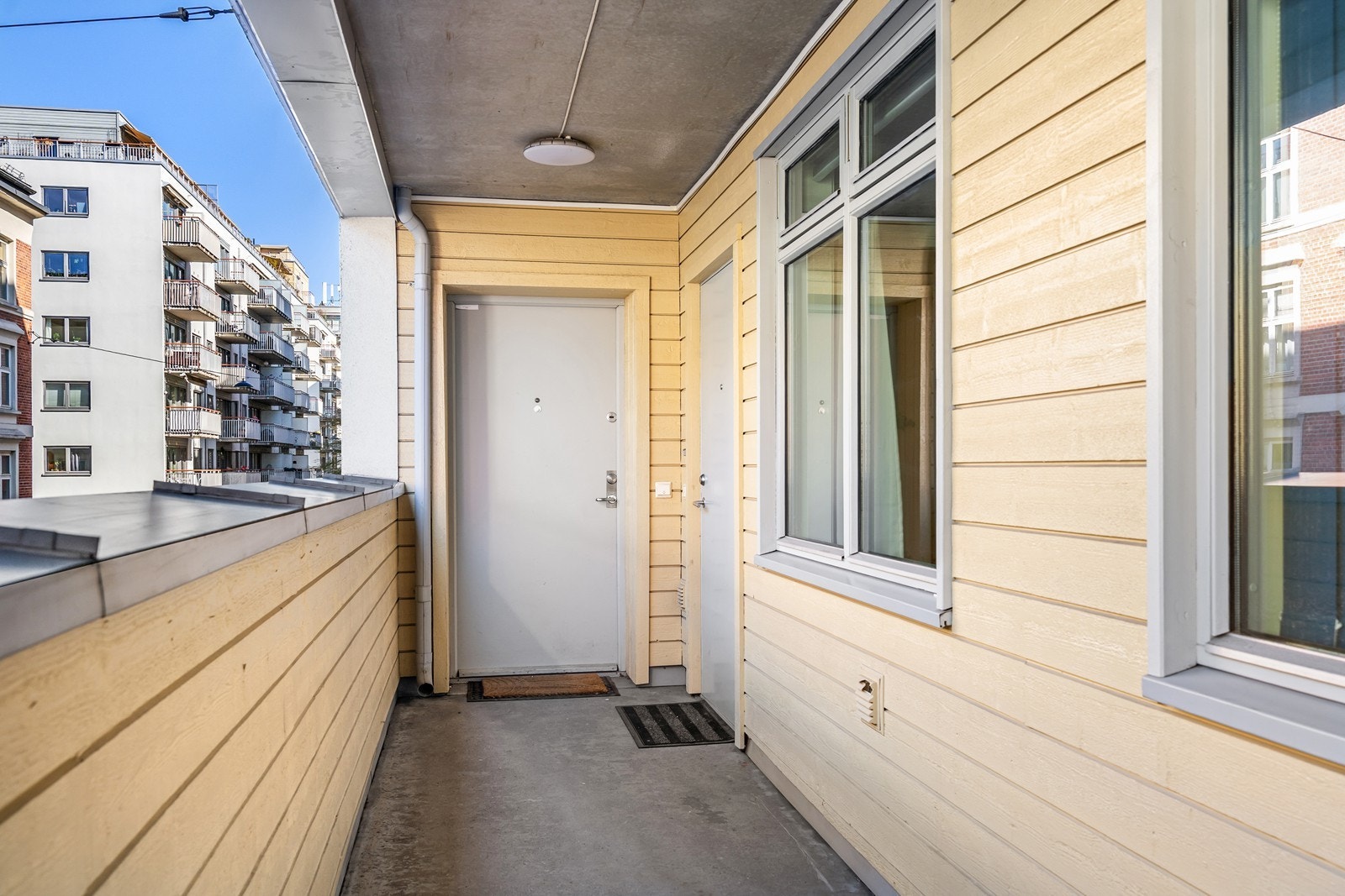 Adkomst via overbygget svalgang - tilbaketrukket fra vei og trafikk Galleribilde