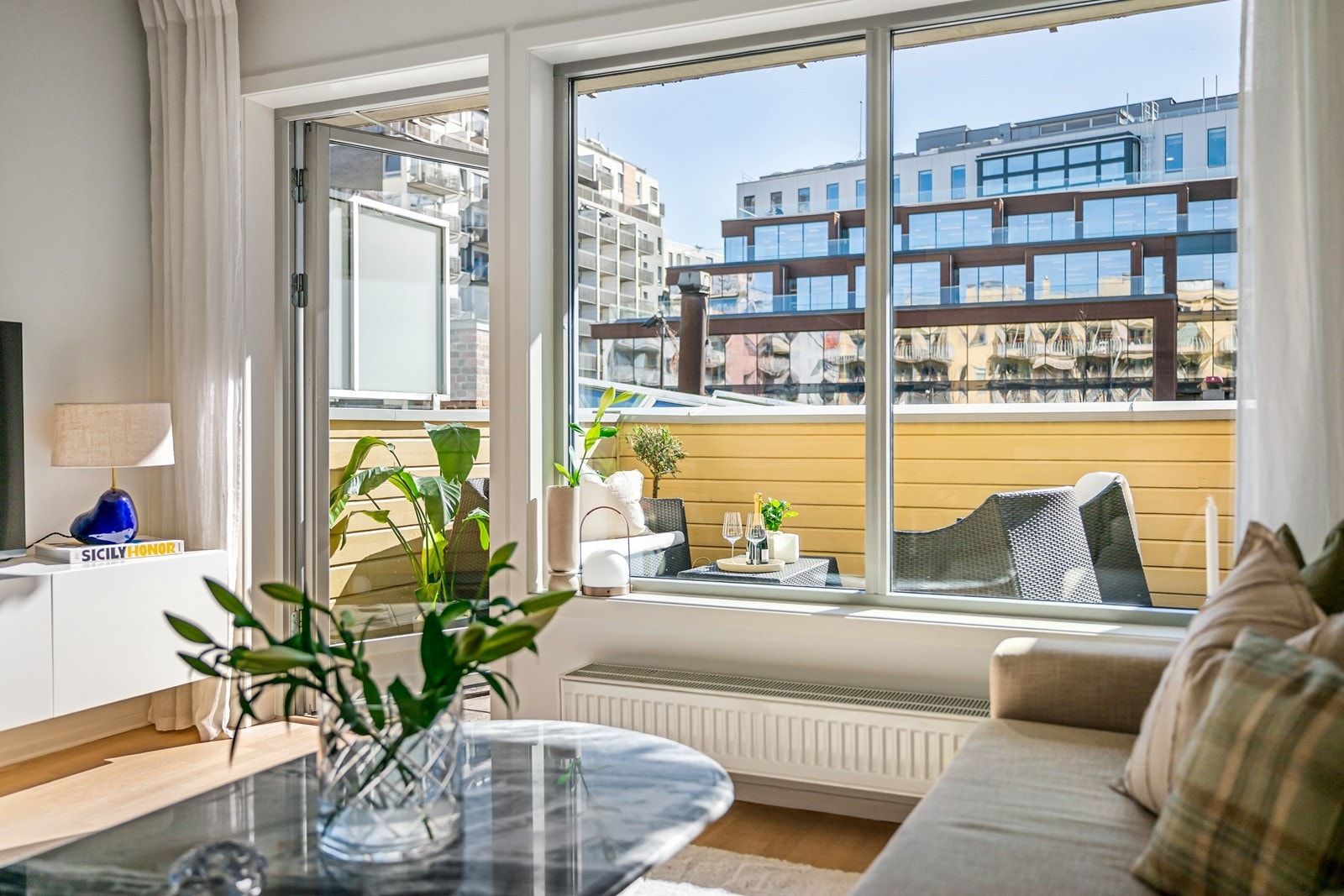 Fra stuen er det direkte adkomst til en romslig terrasse på hele 11 kvm Galleribilde
