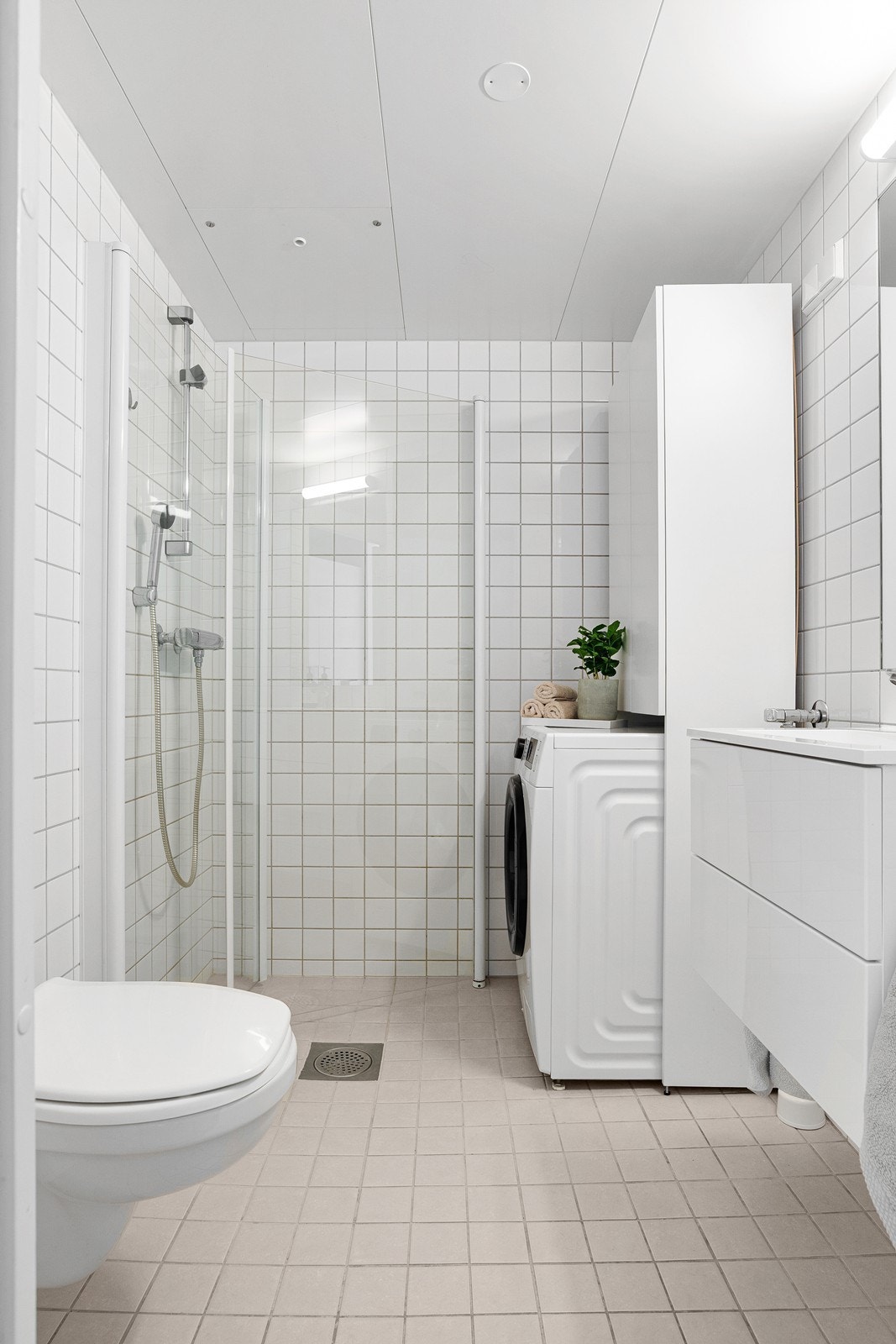 Moderne bad fra 2006 med gulvvarme og opplegg for vaskemaskin Galleribilde
