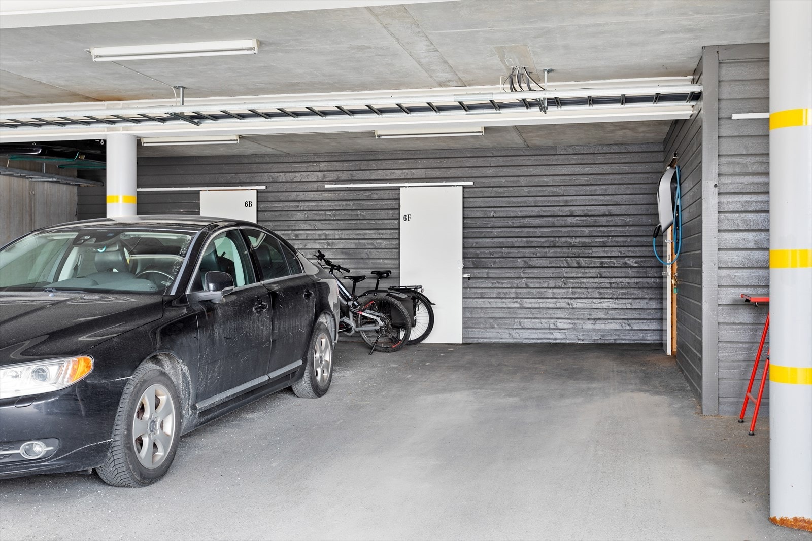 Leilegheita disponerer 2 biloppstillingsplassar i rekke og ei sportsbod på ca. 5 kvm i felles carportanlegg. Galleribilde