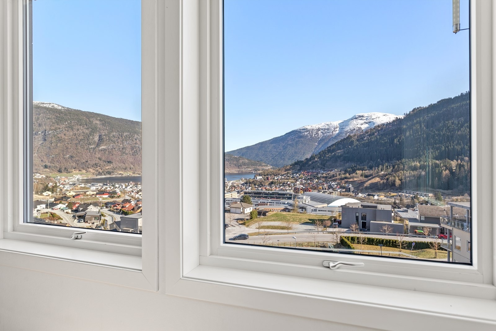 Her er det store vindaugsflater som gjer at rommet får gode lysforhald samt flott utsikt mot bygdi, fjorden og fjella i kring. Galleribilde
