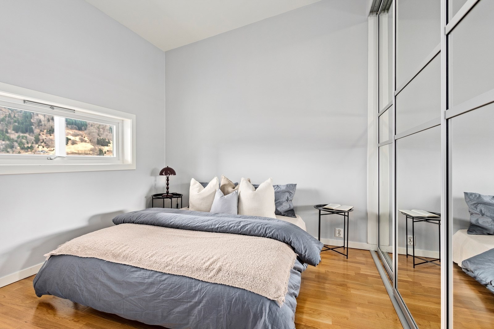 Hovedsoverommet har tilkomst via stova og er innreia med romsleg skyvedørdsgarderobe med spegel. Galleribilde