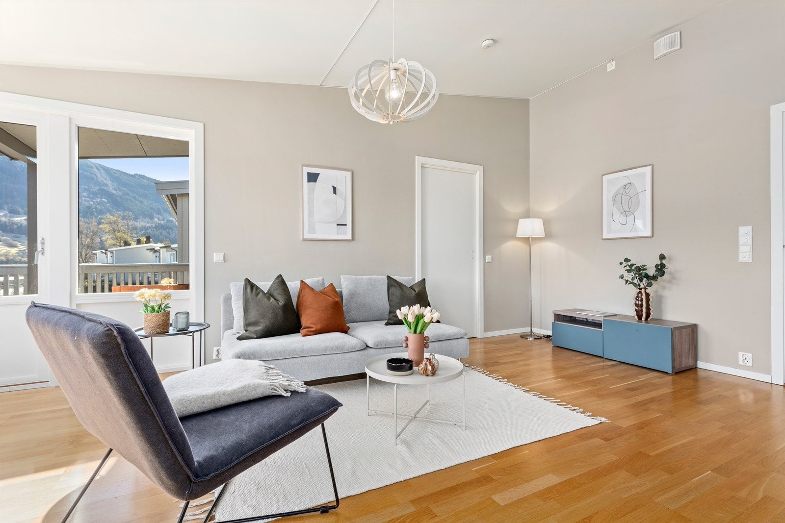 Stova er måla i moderne fargetone og har god takhøgd som gjev eit luftig preg. Galleribilde