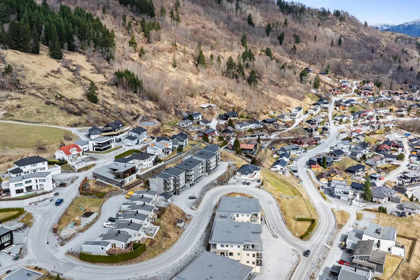 Området består av lavblokker, rekkjehus og einebustadar. Galleribilde