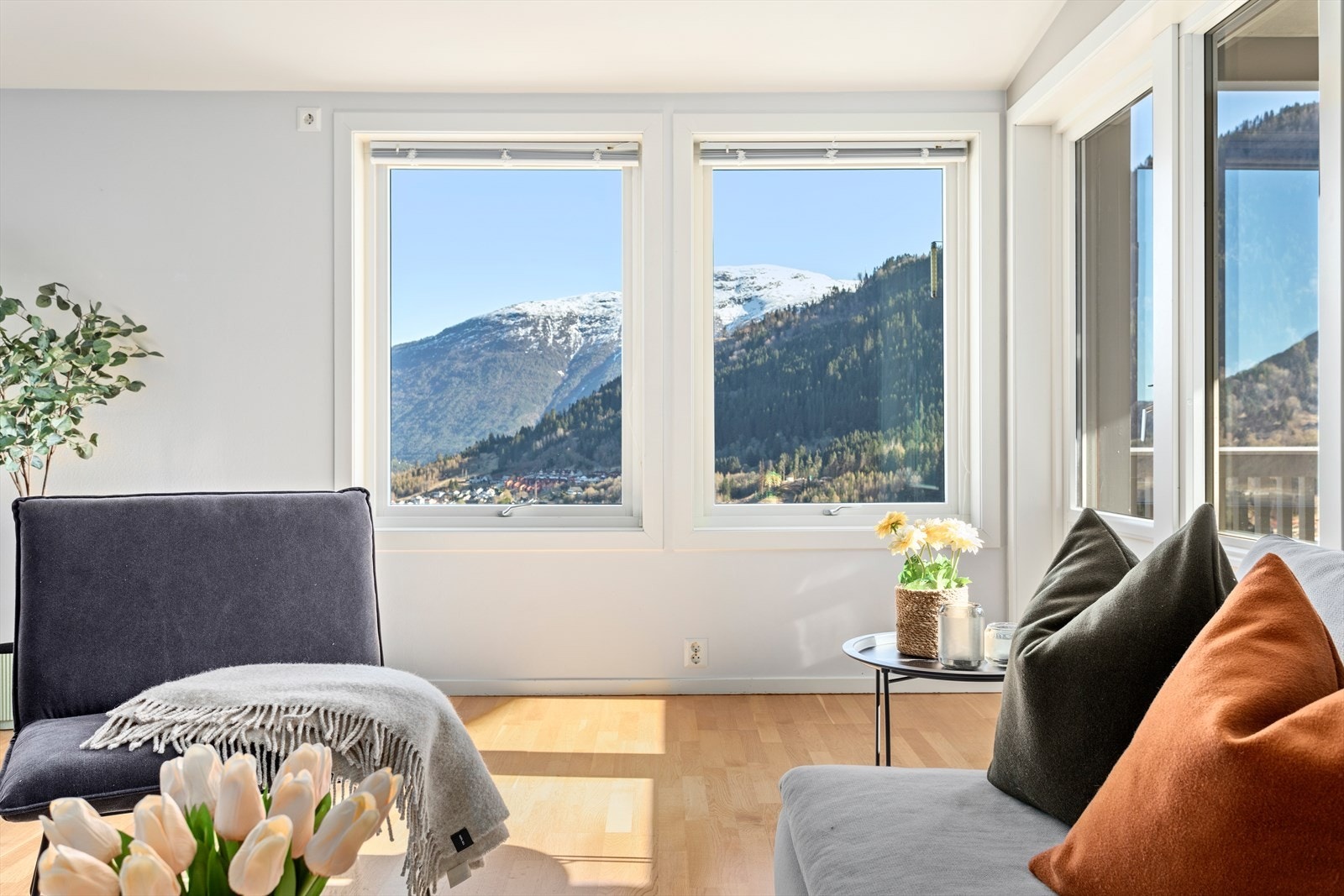 Frå stova er det også tilkomst ut til overbygd veranda der ein kan nyte den same fine utsikta. Galleribilde