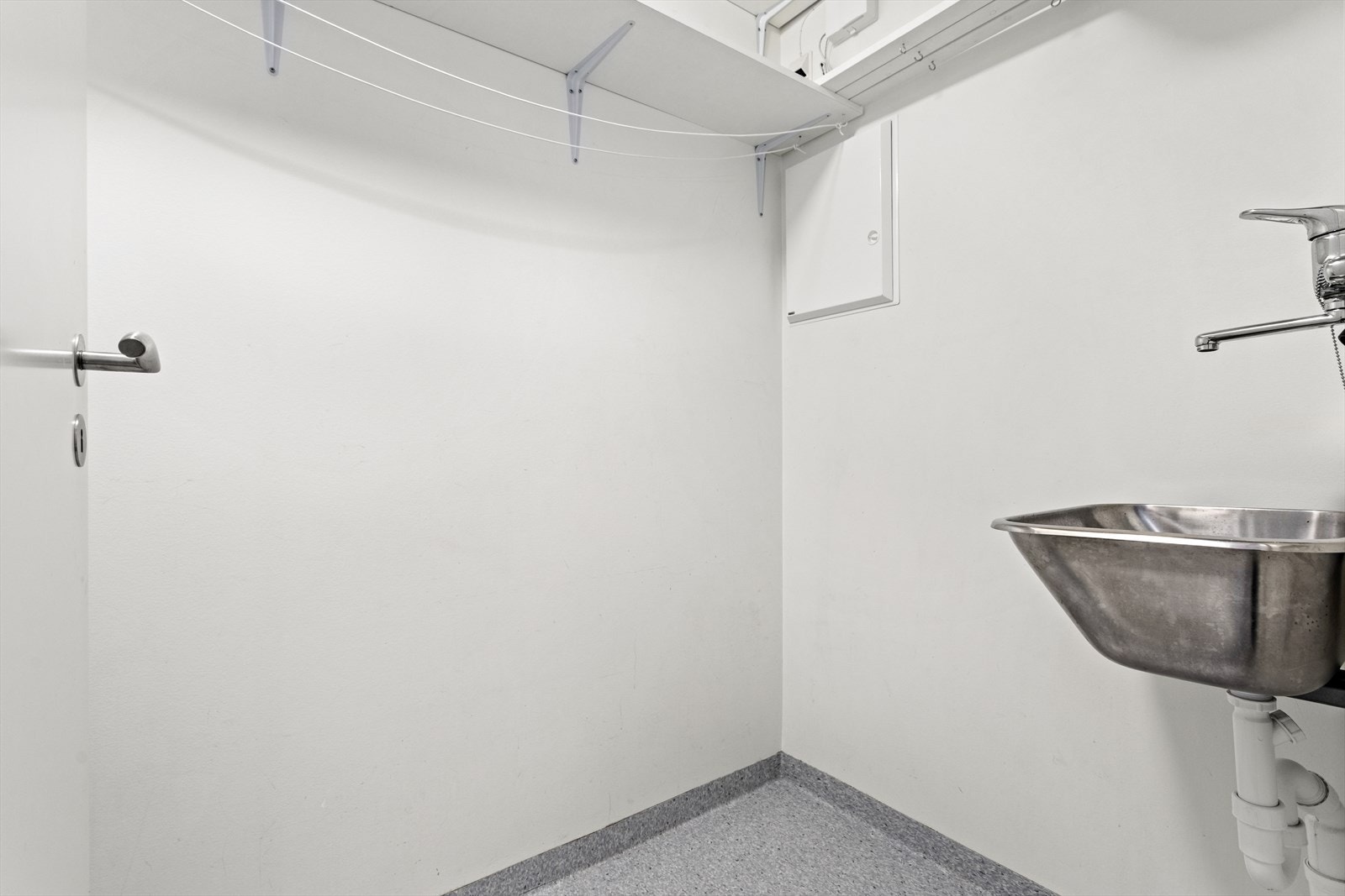 Rommet er utstyrt med utslagsvask, opplegg for vaskemaskin og har plass til varmtvassberedar. Det er balansert ventilasjon i rommet. Galleribilde