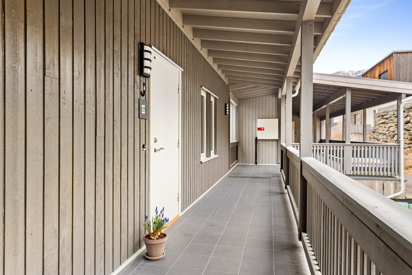 Lys og luftig tilkomst via svalegang. Galleribilde
