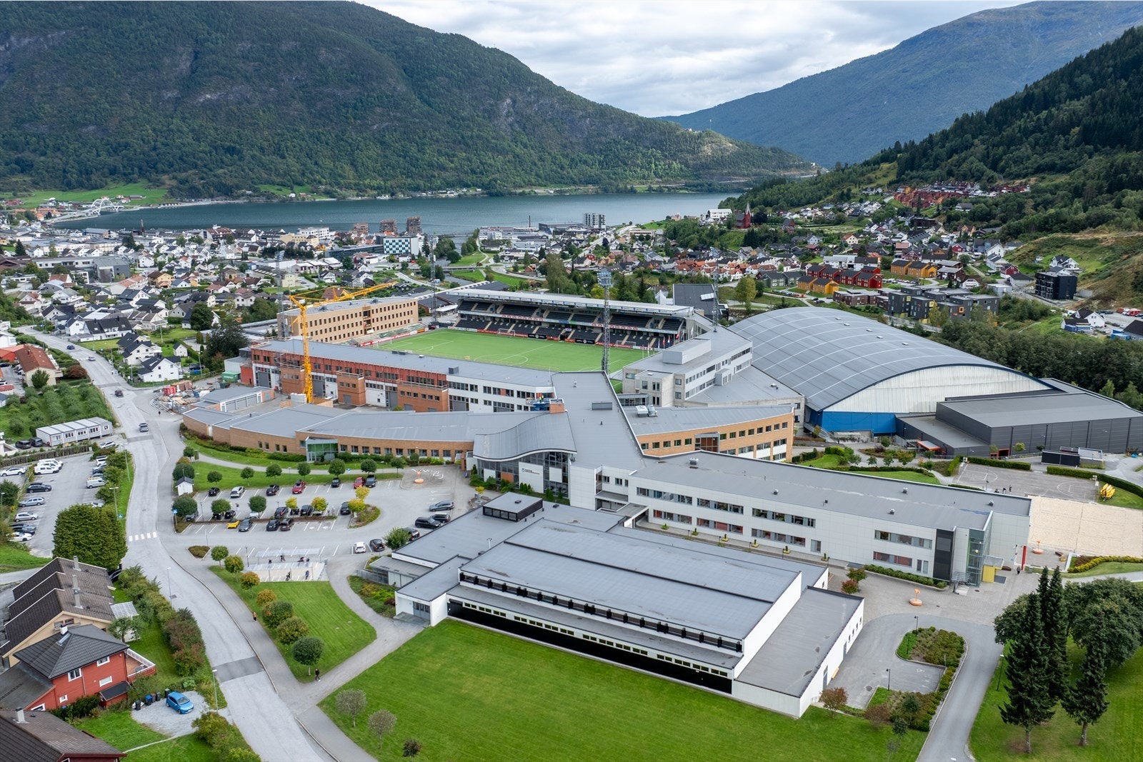 Det tar ca. 10 minutt å gå til Campus med vidaregåande, høgskulen, trening- og klatresenter. Galleribilde