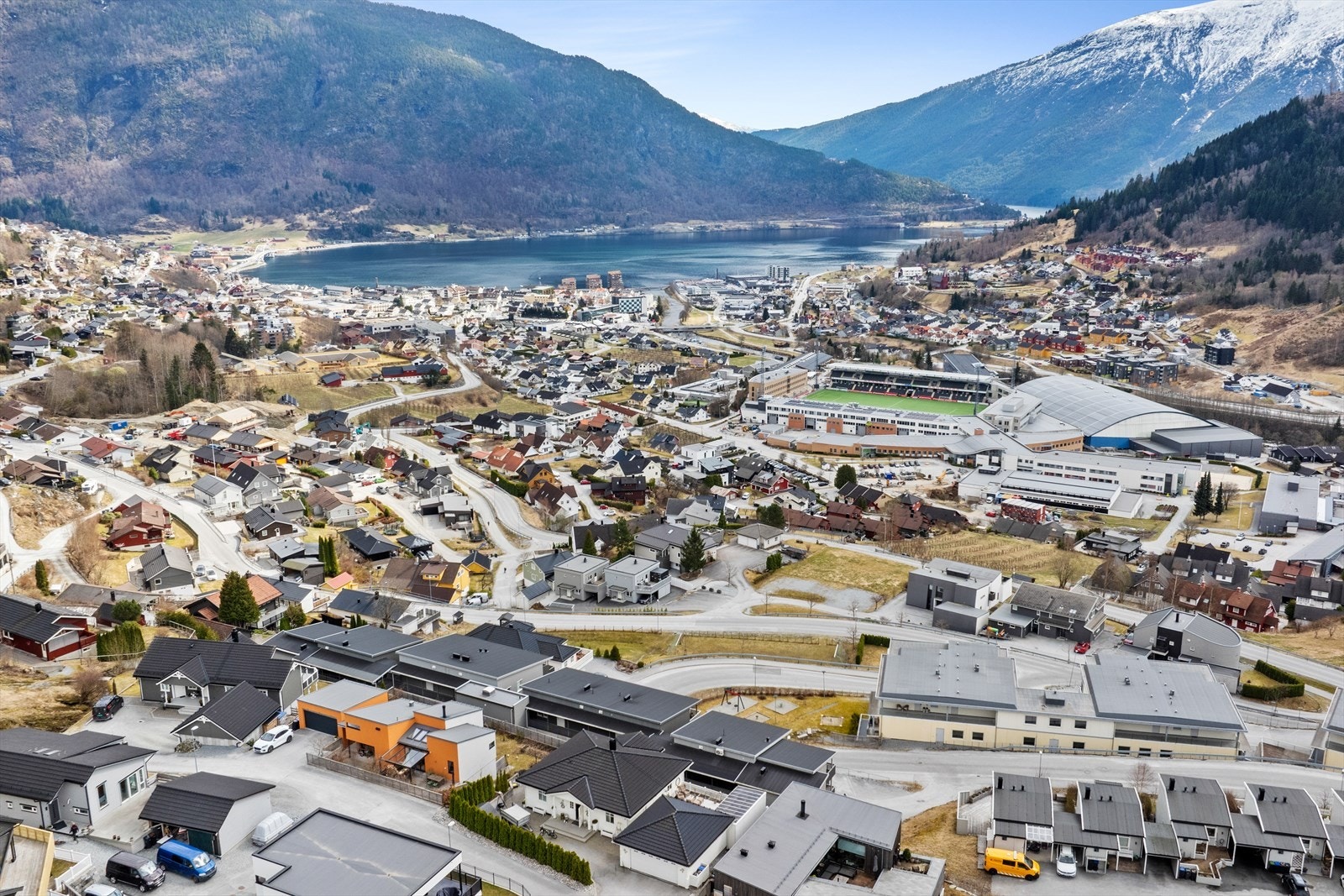 Flott og attraktiv plassering på denne eigedomen. Det er fine turmoglegheiter i nærleiken og det er kort gåavstand til Fosshaugane Campus med m.a. treningssenter, klatresenter og storhall. Galleribilde
