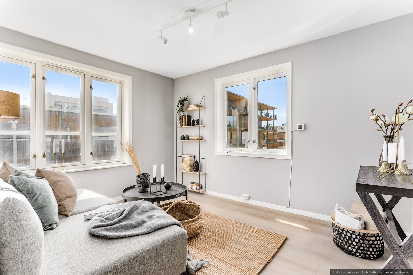 Stuen har plass til en komfortabel sofagruppe. Boligen er tilknyttet Altibox fiberbredbånd (1000/1000), som sikrer en stabil og rask internettforbindelse. Galleribilde
