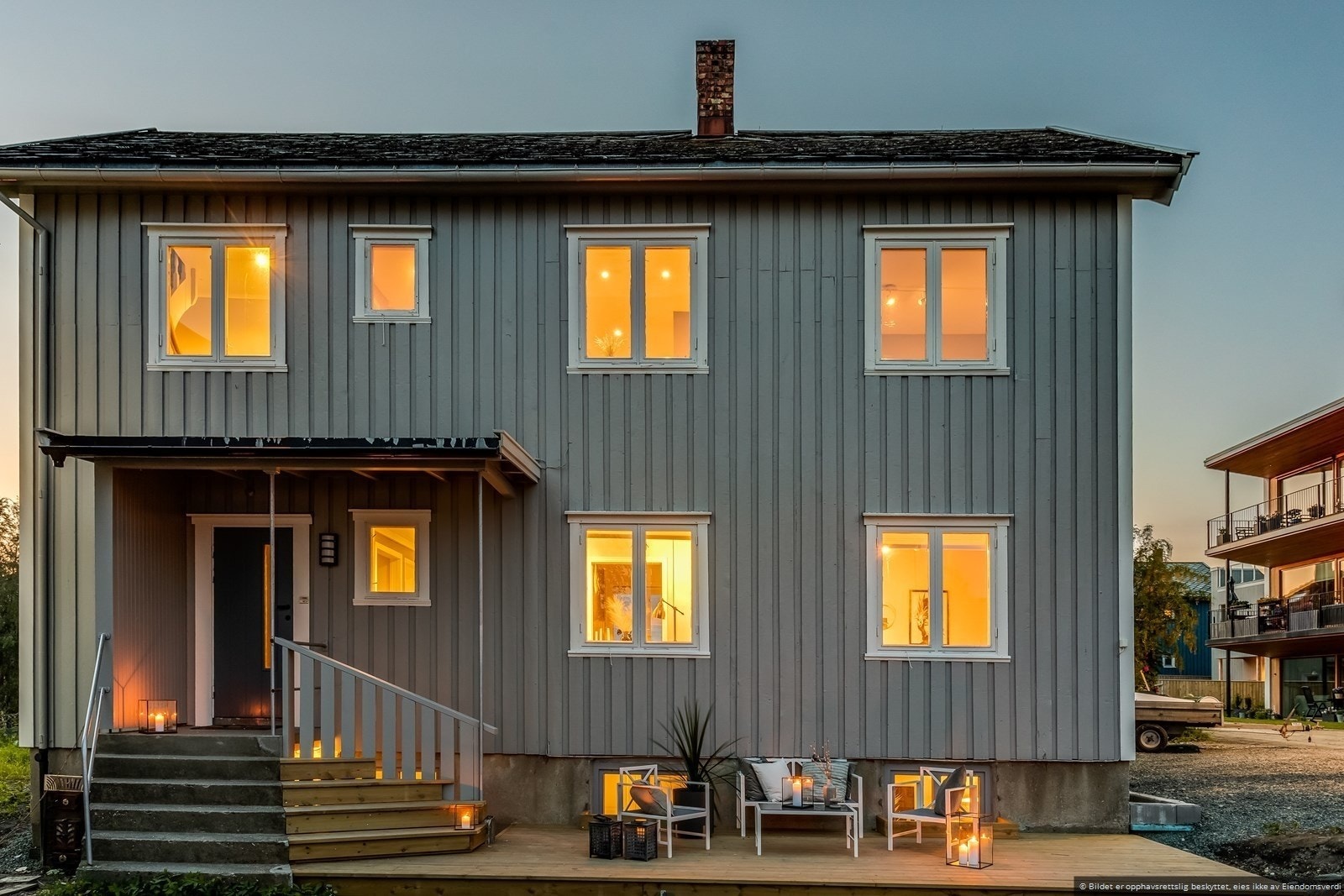 Tomannsboligen har en klassisk trekonstruksjon med stående kledning og tak tekket med skiferstein. Galleribilde