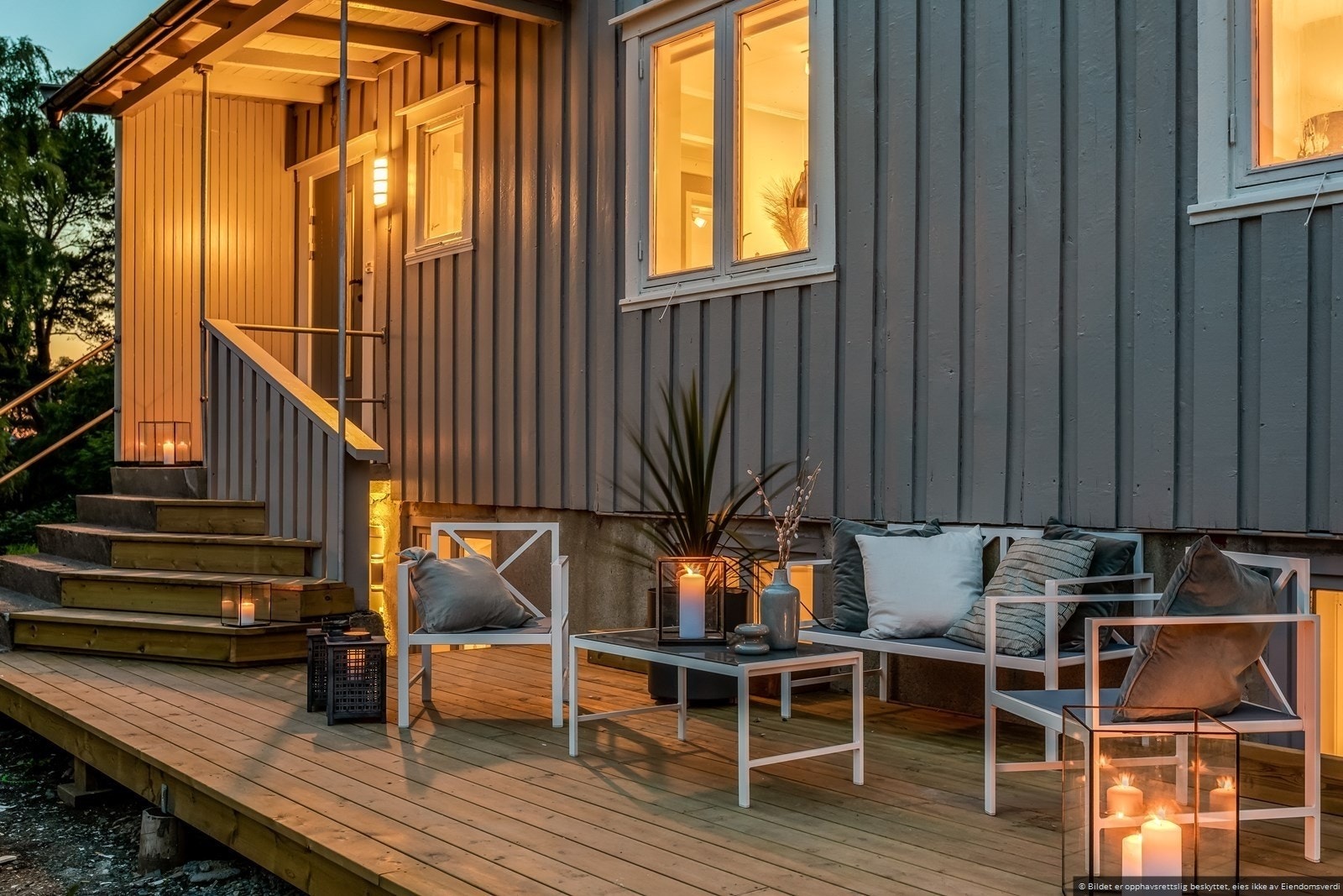 Uteplassen har god plass til en sittegruppe for hyggelige kvelder. Galleribilde