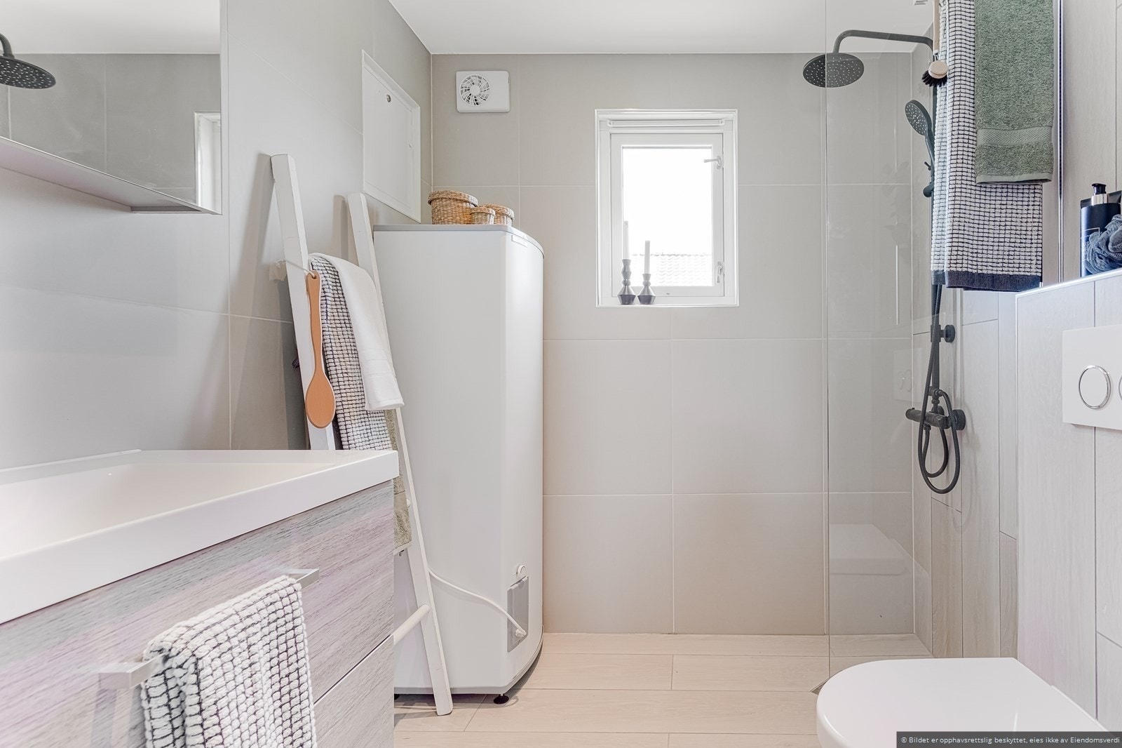 Badet ble oppgradert i 2019 med flislagte overflater, vegghengt toalett og opplegg for vaskemaskin. Galleribilde