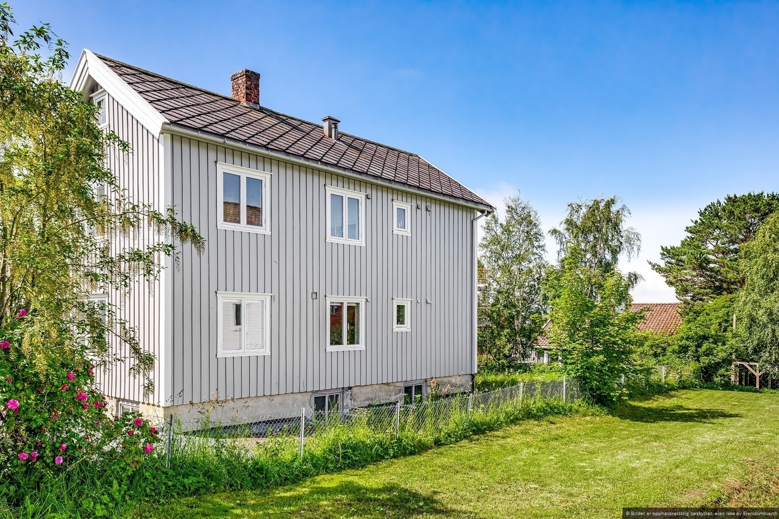Eiendommen ligger i et etablert og barnevennlig område med kort vei til flere skoler, inkludert Berg og Singsaker. Galleribilde