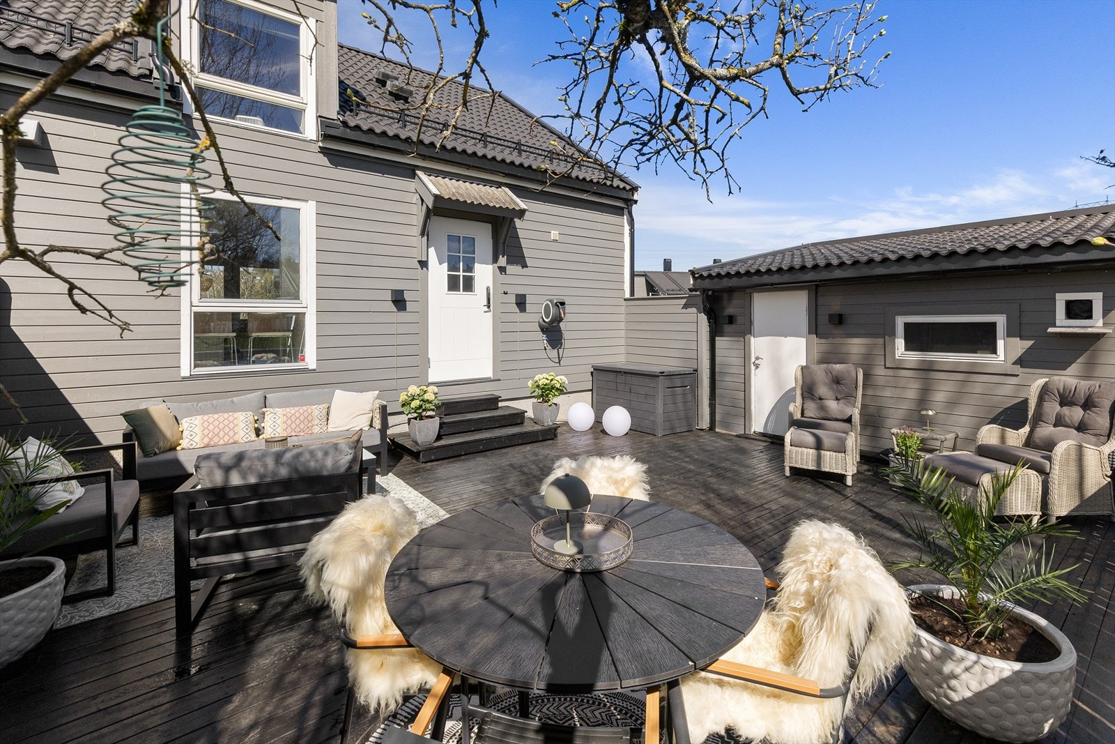 Terrassen måler ca. 49 kvm og har også en romslig utebod på ca. 13 kvm. Galleribilde