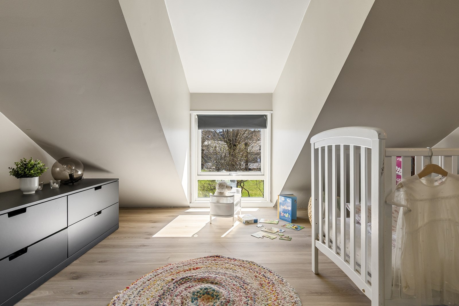 Lyse overflater og enstavs laminatgulv. Galleribilde