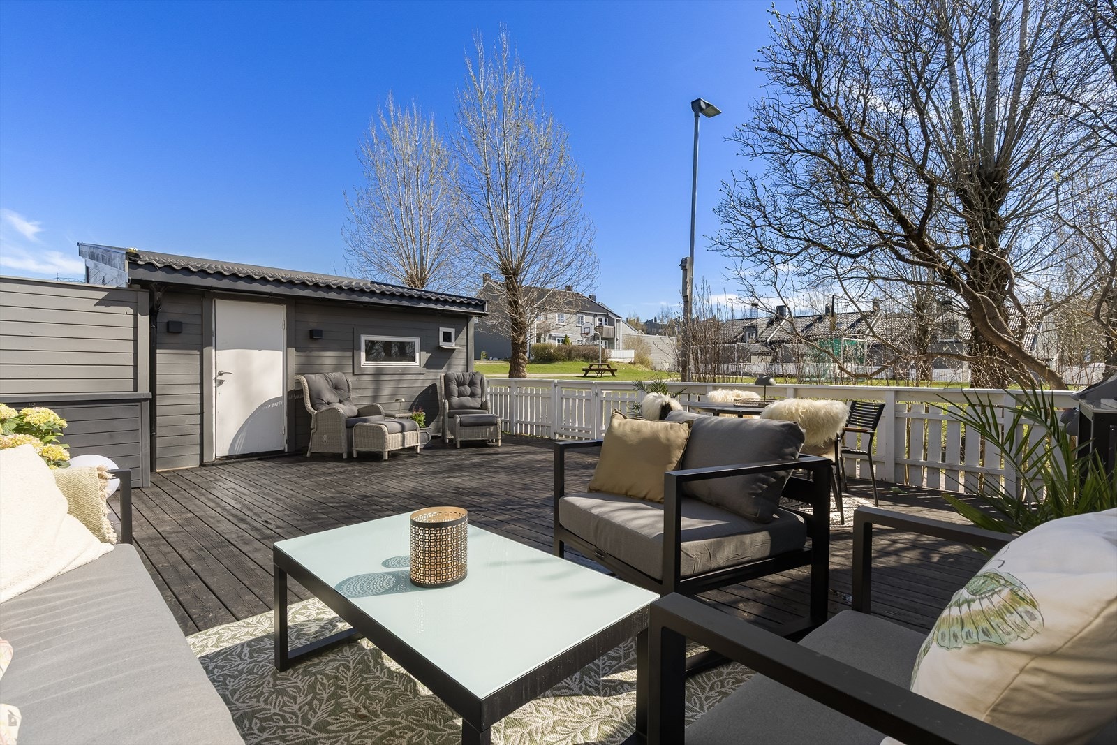 Terrasse vendt mot åpent friområde. Her kan barna leke trygt rett utenfor inngangsdøren. Galleribilde