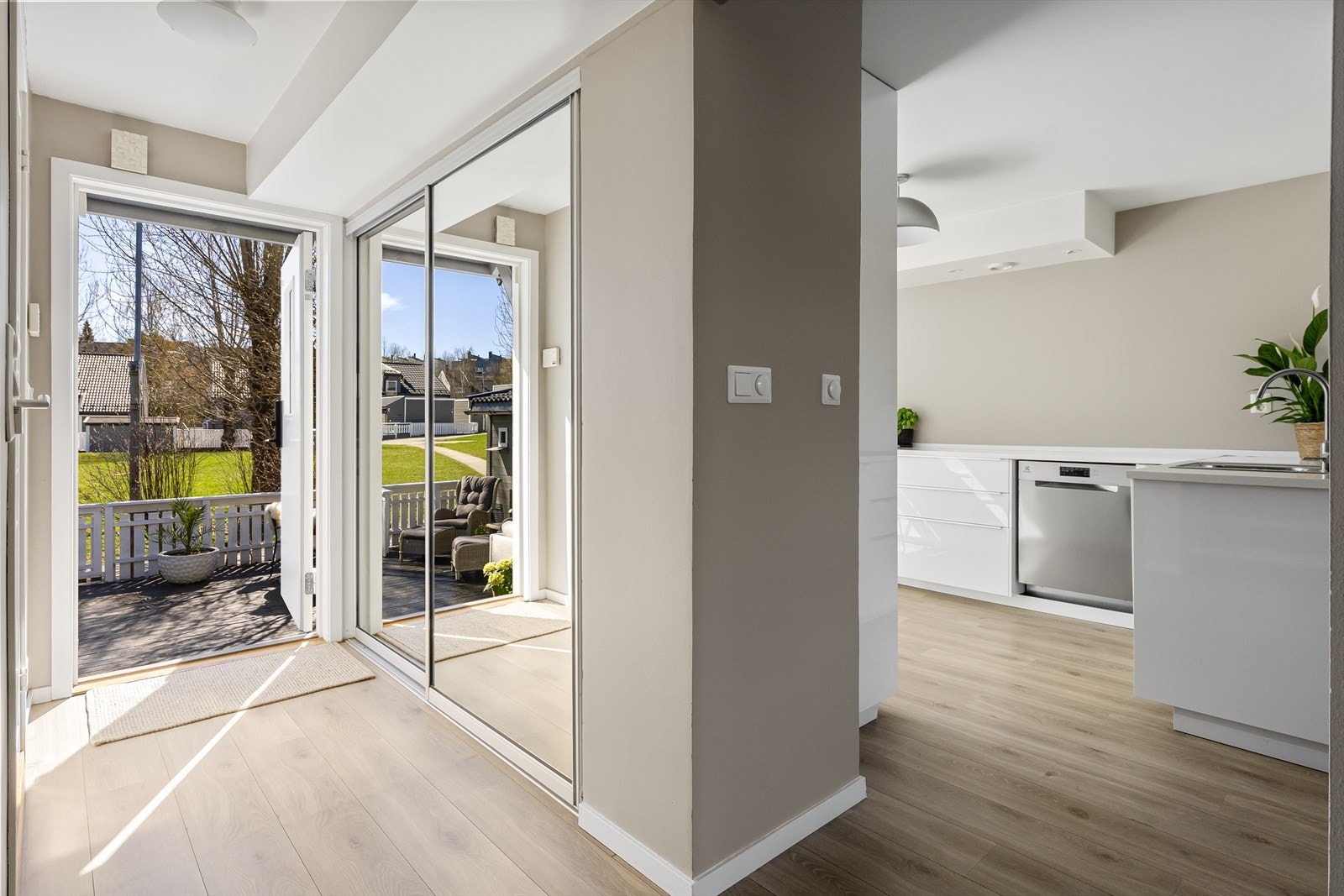 Inngangsdøren er fra 2015 og det er satt på smart kodelås, noe som sørger for en tryggere og enklere hverdag. Galleribilde