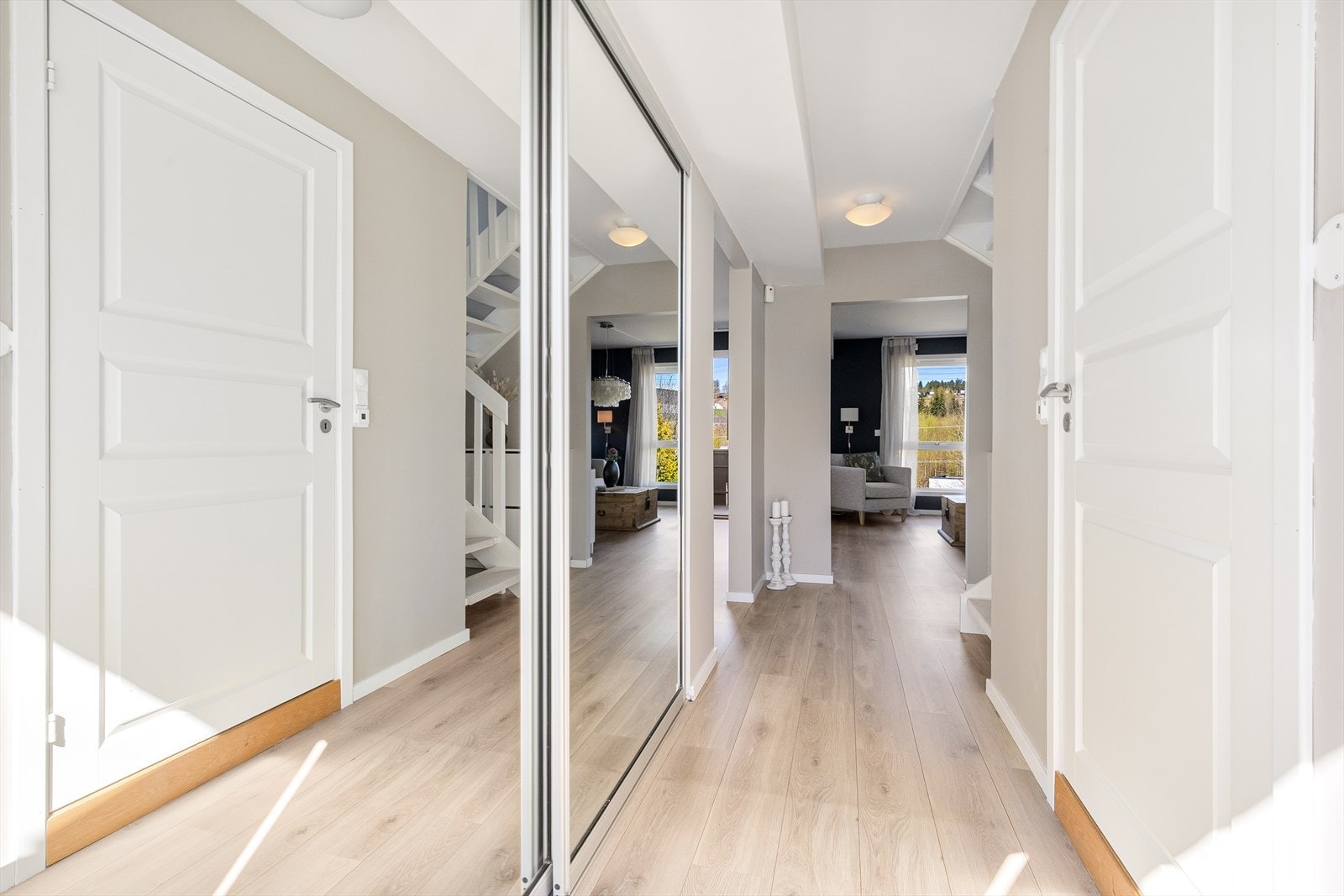 Integrert skyvedørsgarderobe med speilfronter. Galleribilde