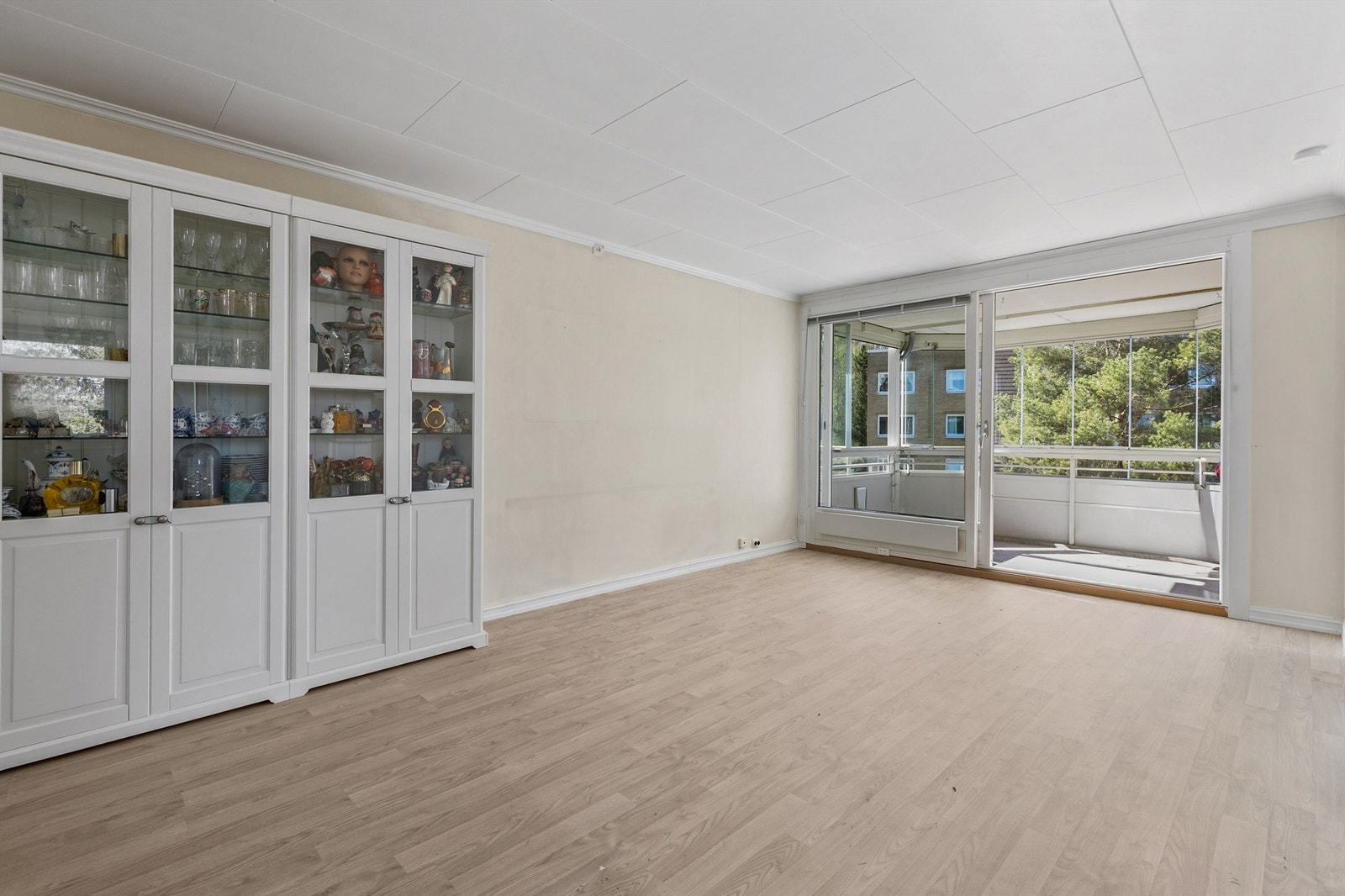 Leiligheten har en funksjonell planløsning med romslige oppholdsrom og godt med naturlig lys fra flere himmelretninger. Galleribilde