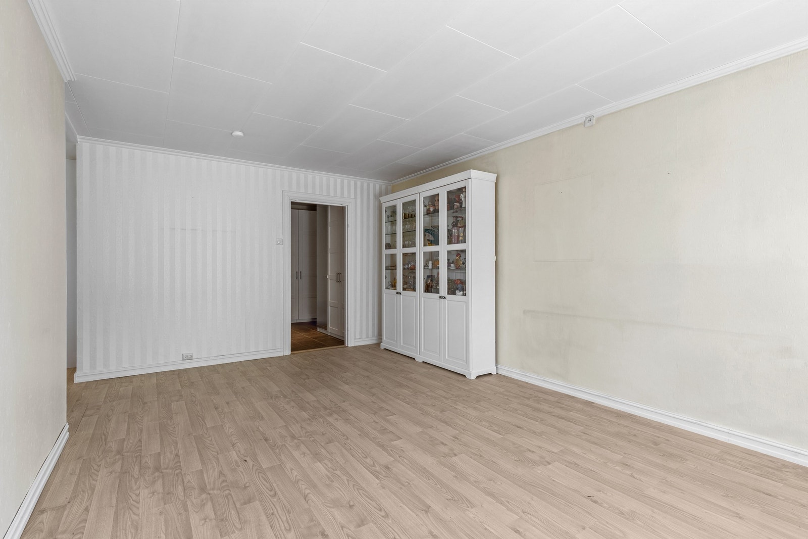 Stuen har en fin størrelse med plass til sofa, salongbord og TV-løsning. Galleribilde