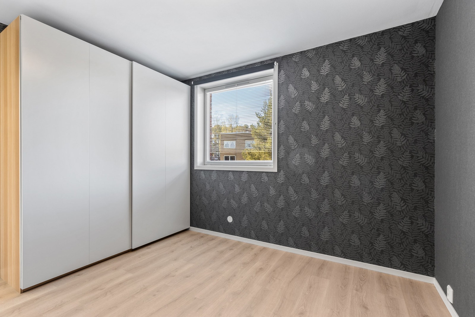 Leilighetens hovedsoverommet har adkomst fra stuen, vender mot nordvest og har god plass til dobbeltseng og nattbord. Stor garderobeløsning medfølger. Galleribilde