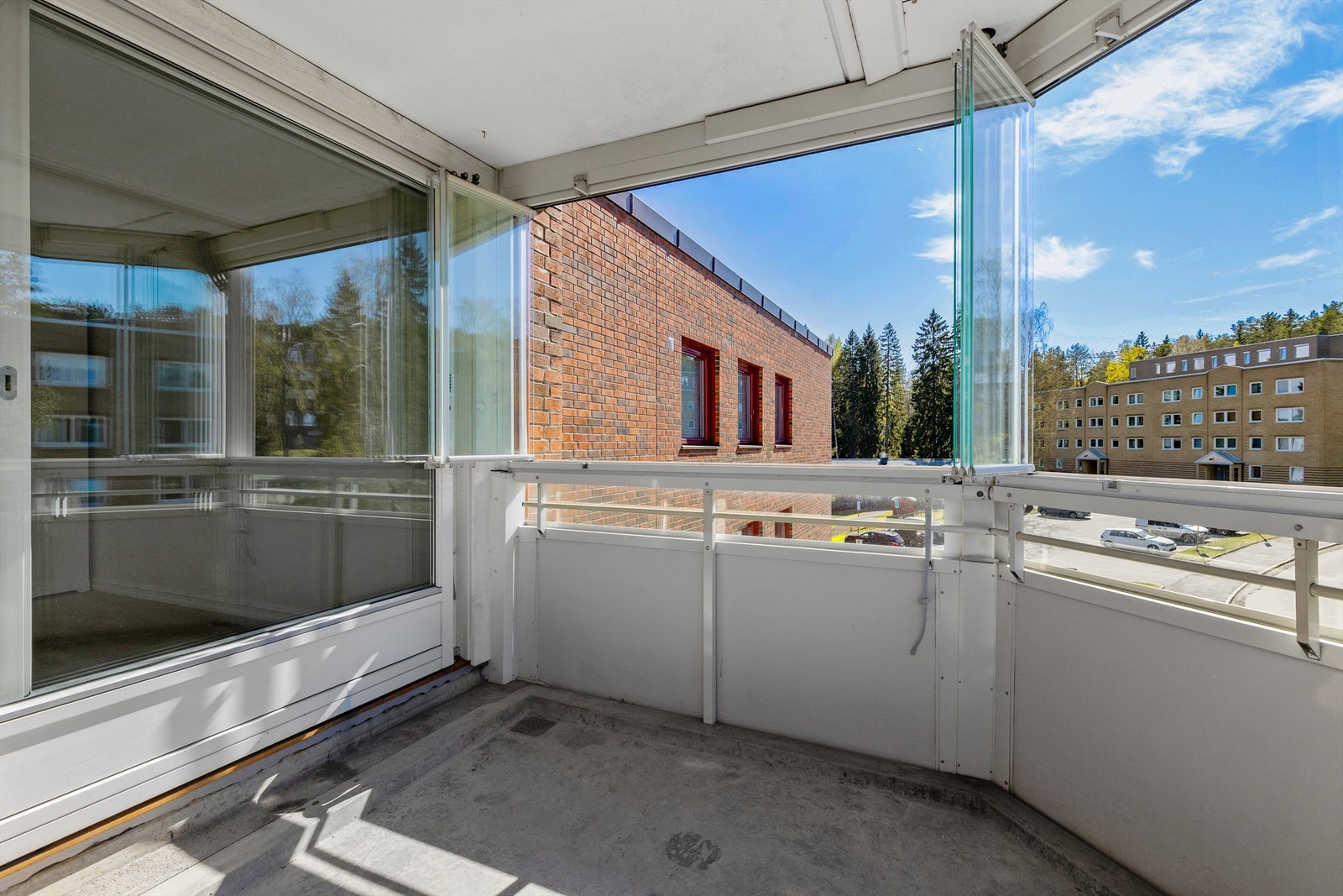 Balkongen vender nordvest og er av god størrelse med flere innredningsmuligheter. Galleribilde