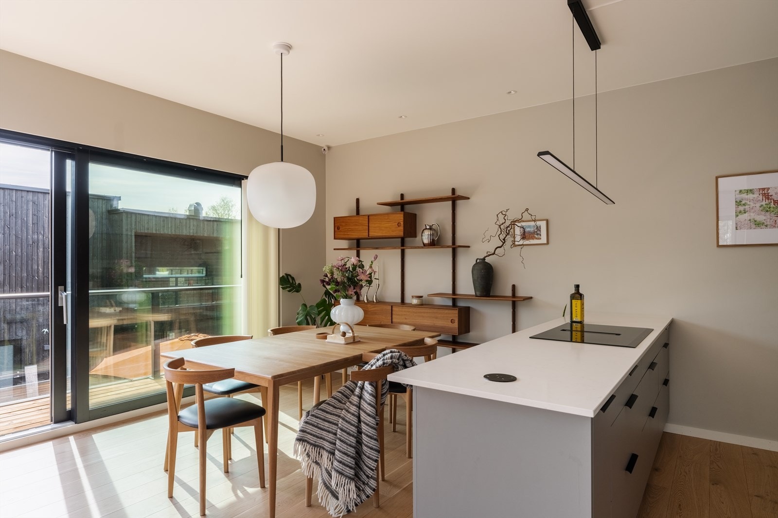 Platetopp med nedtrekksventilator. Galleribilde