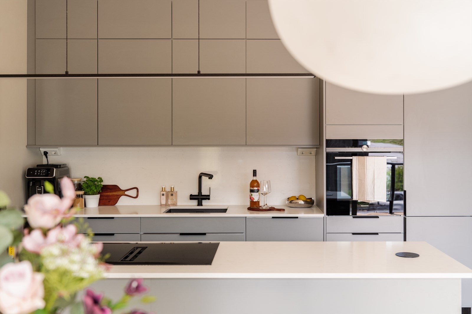 Oppgradert kjøkken med kompositt benkeplate og bakplate (Caesarstone), kombinert mikro- og stekeovn, underlimt vask, integrert stikkontakt i benkeplate, ekstra lang kjøkkenbenk samt flere ekstra stikk. Galleribilde
