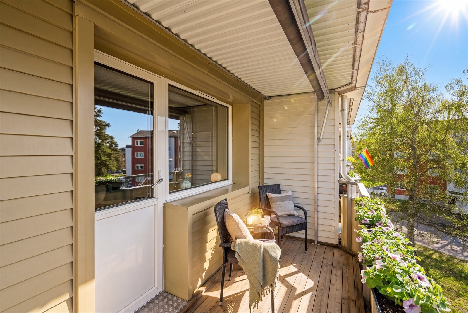 Utgang fra stuen til en vestvendt balkong på 6 m² med meget gode solforhold. Galleribilde