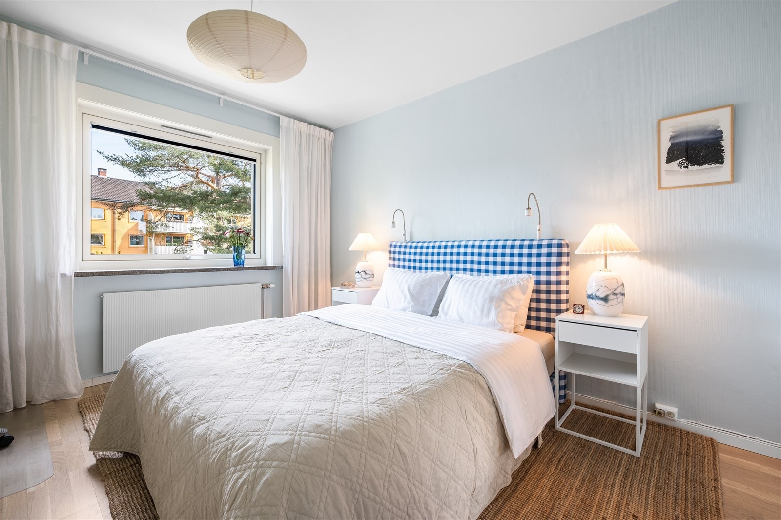 Stort soverom med plass til seng og tilhørende møblement. Galleribilde