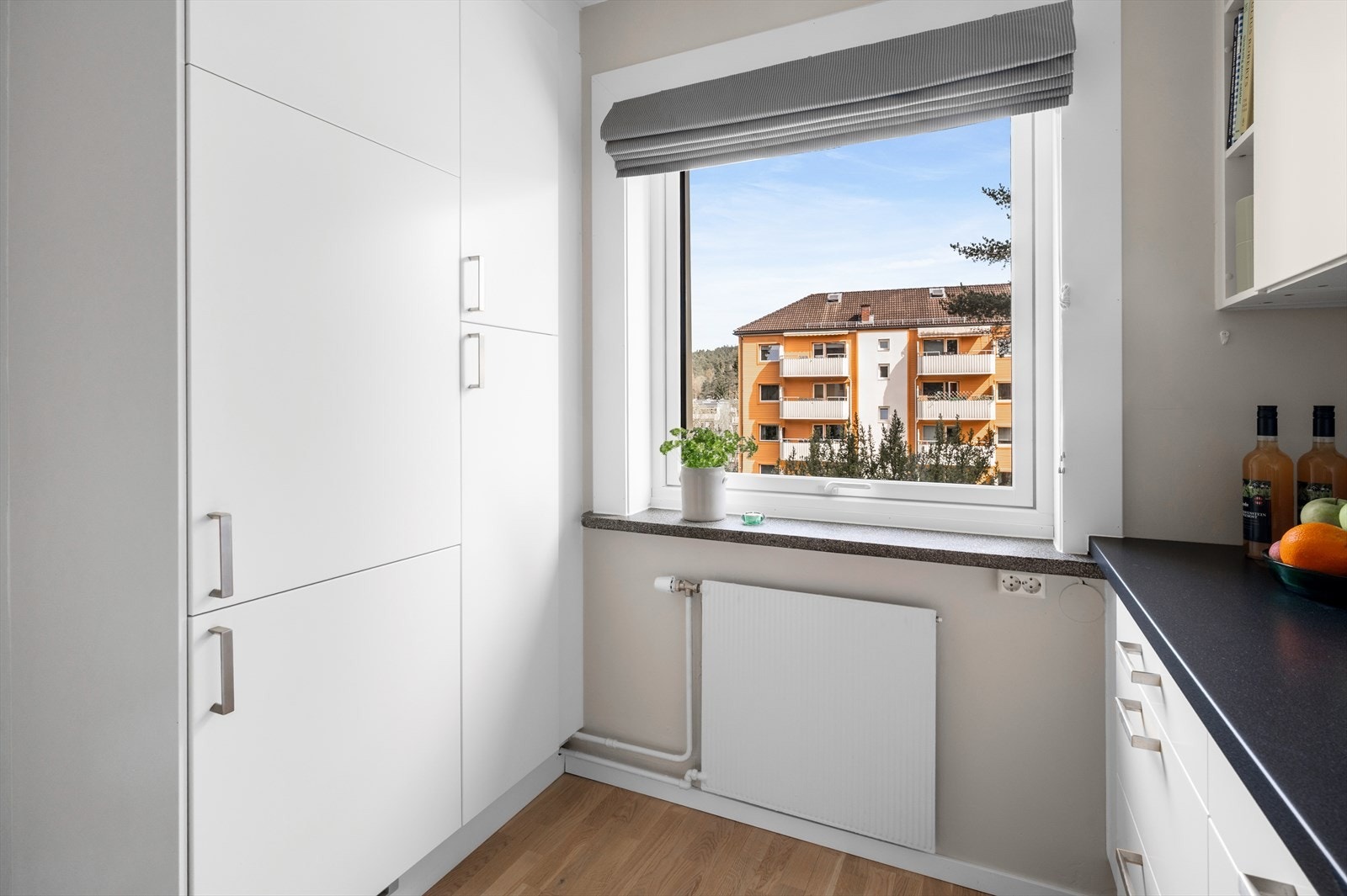 Praktisk vindusbrett i betong med terrazzo. Galleribilde
