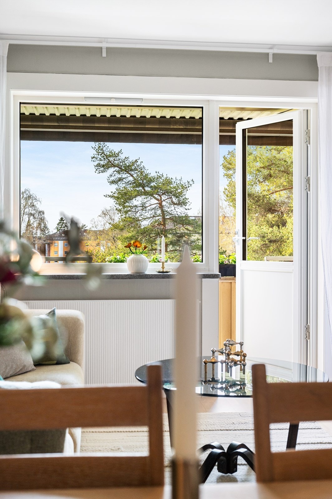 Fra stuen er det direkte utgang til den solrike uteplassen. Galleribilde