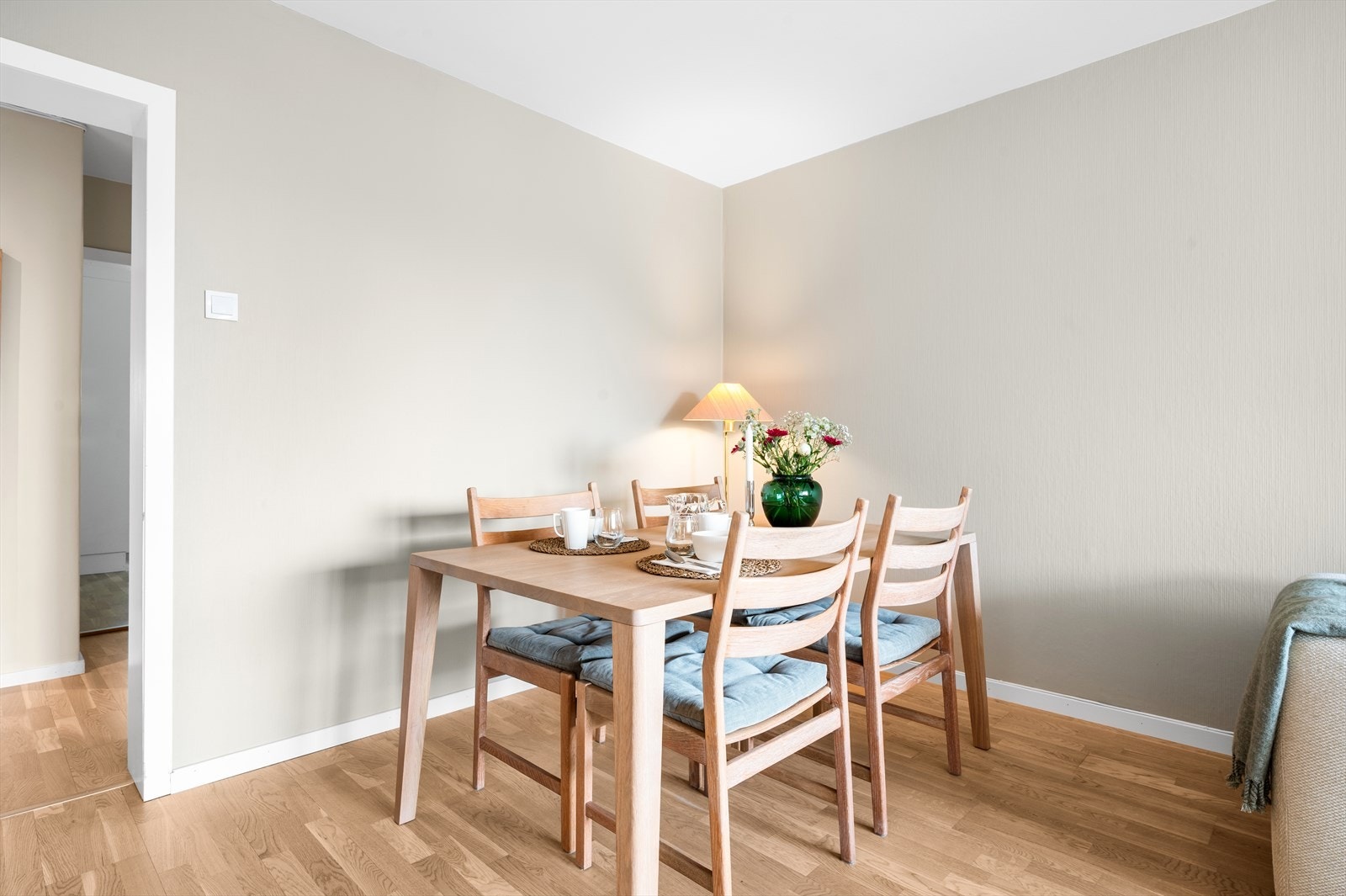 Stuen har gode møbleringsmuligheter med plass til både sofa- og spisegruppe. Galleribilde