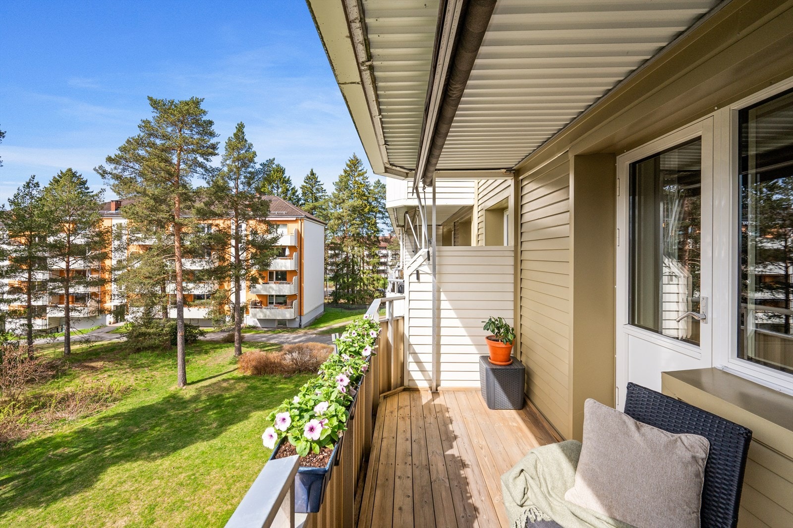 Balkongen er overbygget som gjør at den kan benyttes også når været ikke er på sitt beste. Galleribilde