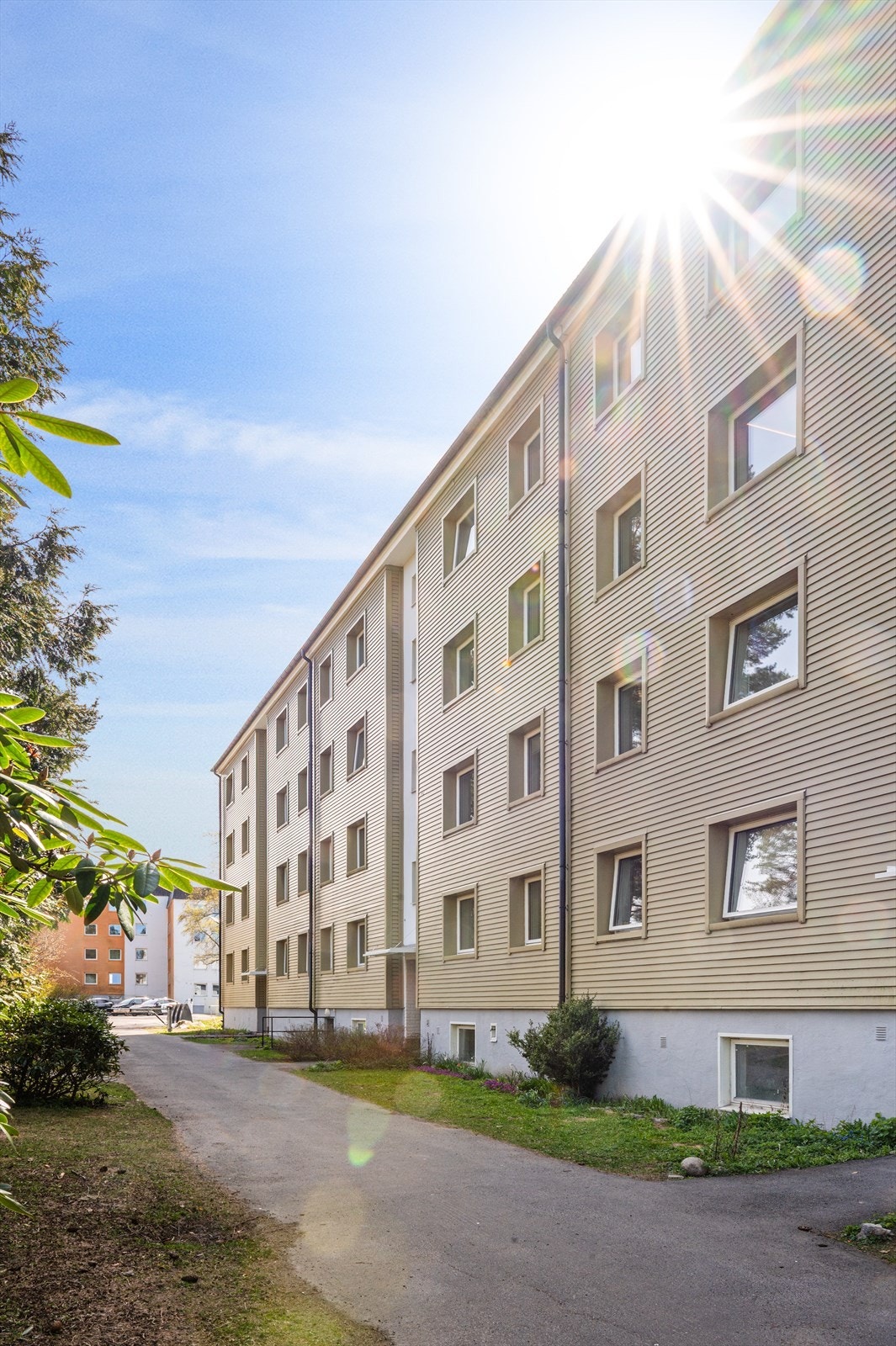 Et hyggelig inngangsparti ønsker deg velkommen. Praktisk sykkelbod rett utenfor inngangsdøra. Galleribilde