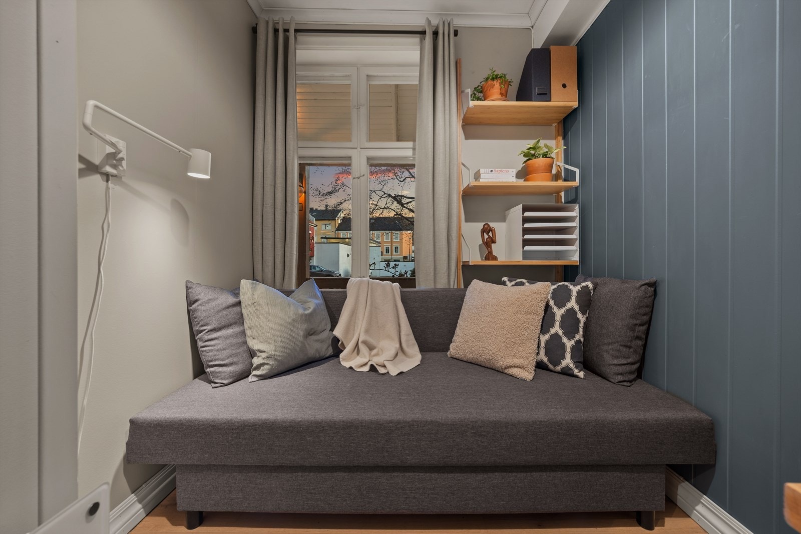 Rommet gir plass for sovesofa og skrivebord Galleribilde