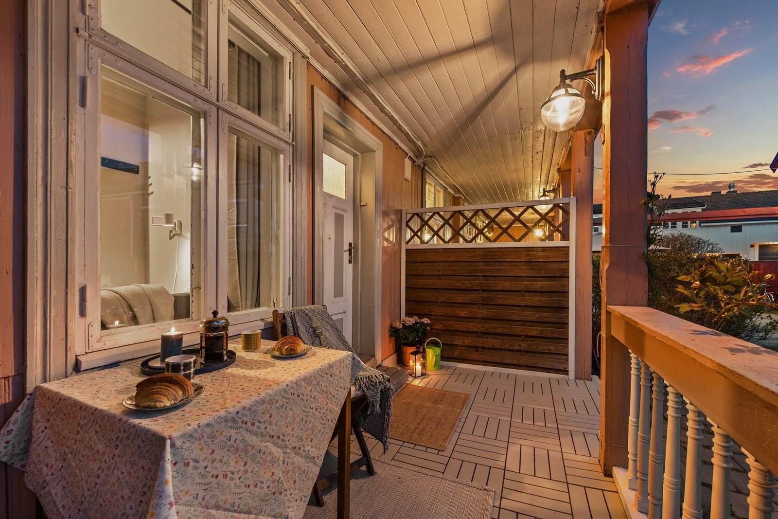 Leiligheten har en hyggelig terrasse i tilknytning til inngangspartiet Galleribilde