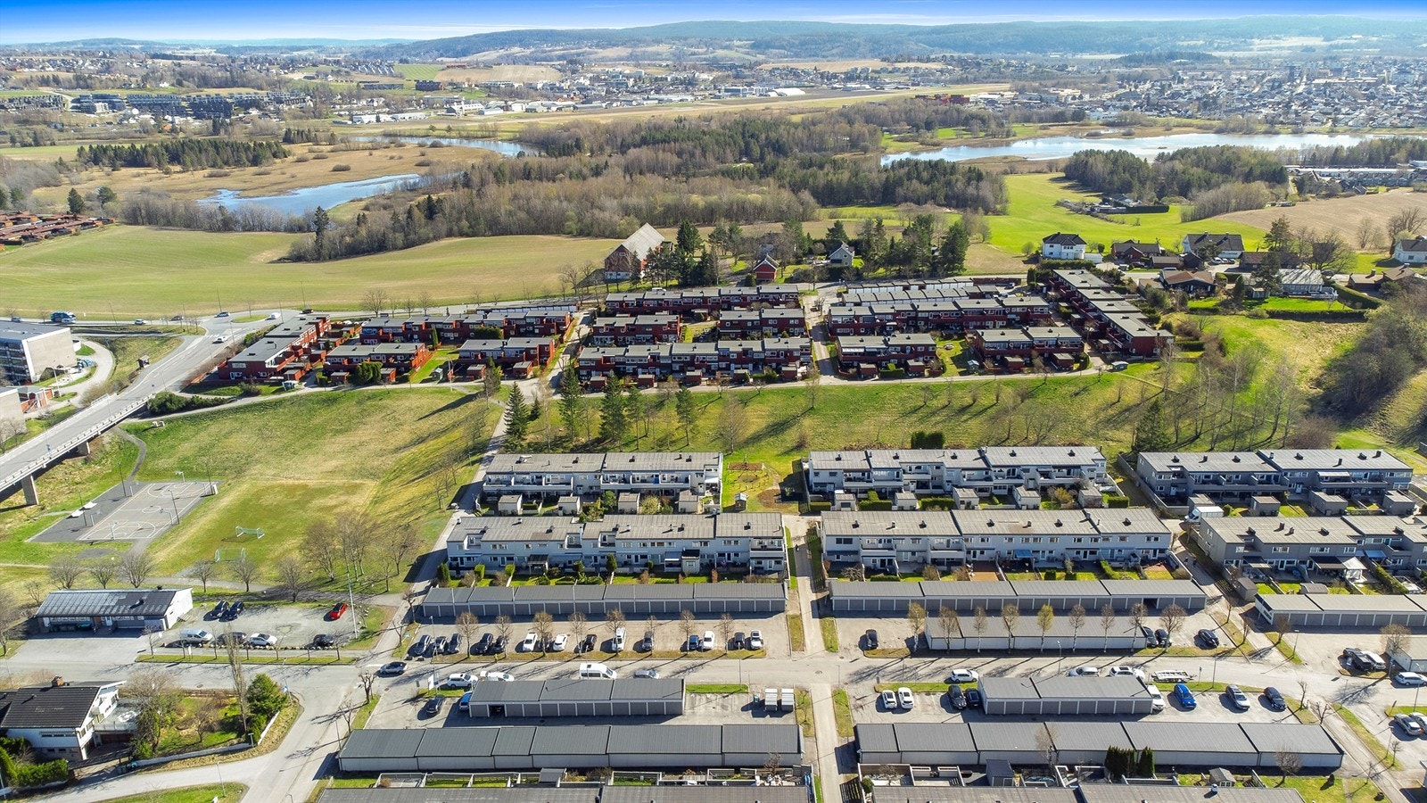 Beliggende i det veletablerte Karisveien Borettslag, med trygge fellesområder og kort vei til lekeplasser. Galleribilde